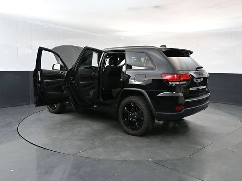 Used 2019 Jeep Grand Cherokee Laredo AWD/4WD image 28