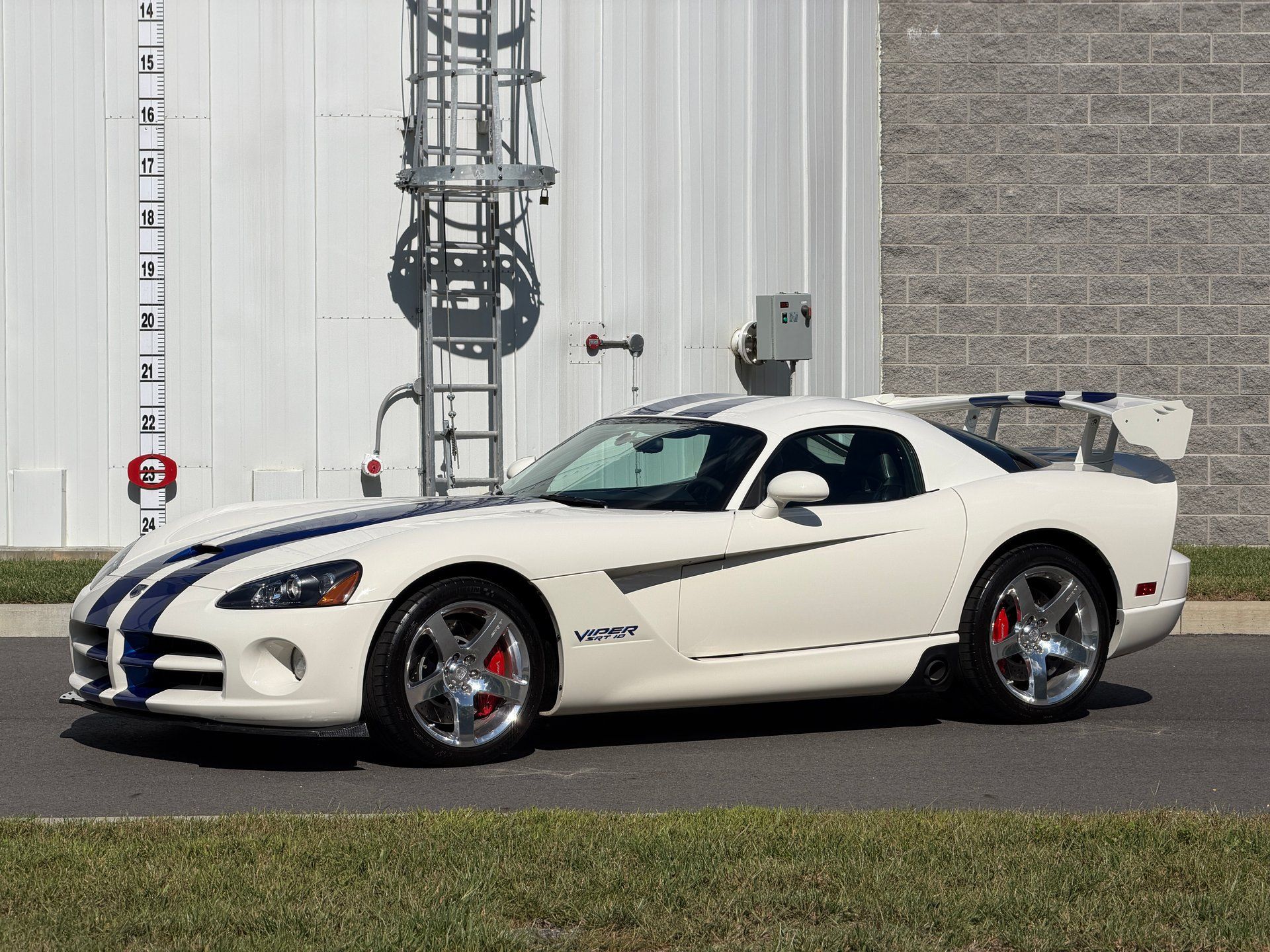 Used 2006 Dodge Viper SRT-10 w/ VOI9 Edition RWD image 2
