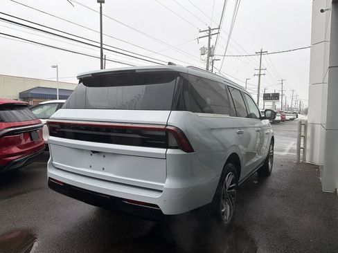 New 2025 Lincoln Navigator Reserve image 3