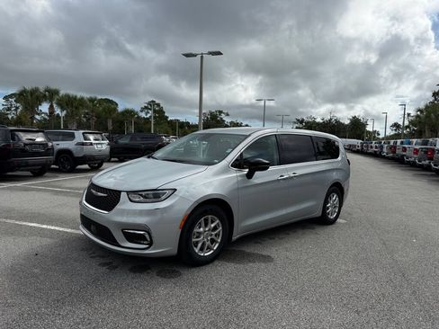Used 2024 Chrysler Pacifica Touring-L FWD image 7