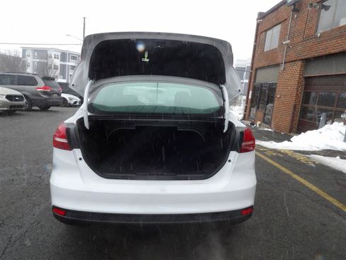 Used 2017 Ford Focus SE w/ Cold Weather Package FWD image 10
