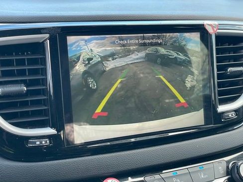 Used 2023 Chrysler Pacifica Touring-L image 22