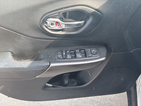 Used 2019 Jeep Cherokee Latitude Plus w/ Cold Weather Group image 8