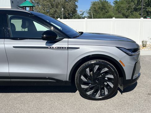 Used 2025 Lincoln Nautilus Reserve AWD/4WD image 8