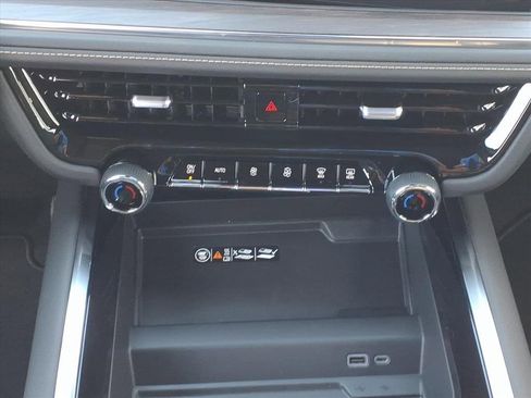 New 2026 Chevrolet Suburban Premier image 18