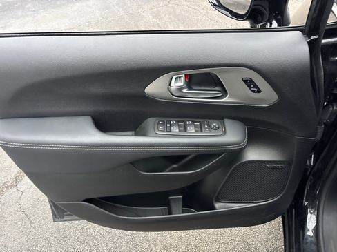 Used 2023 Chrysler Pacifica Limited w/ Uconnect Theater Family Group image 11