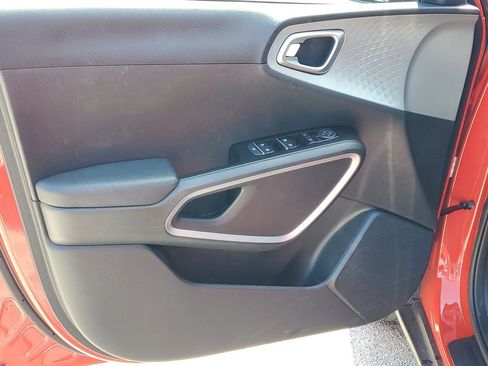 Used 2025 Kia Soul LX w/ LX Technology Package FWD image 17