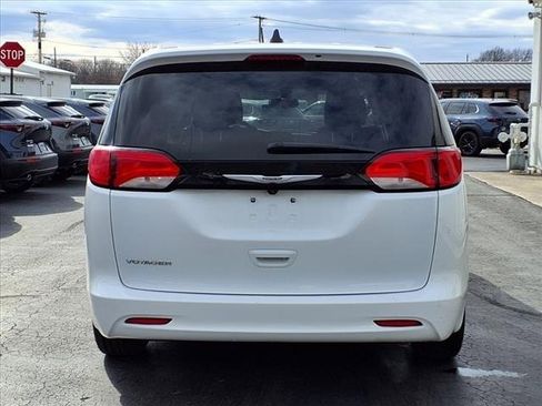 Used 2022 Chrysler Voyager LX image 6