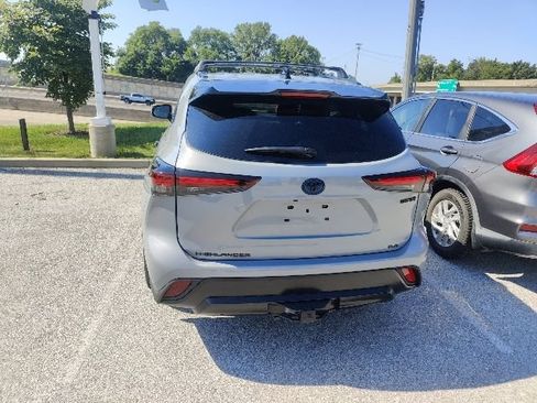 Used 2024 Toyota Highlander XLE AWD/4WD image 12