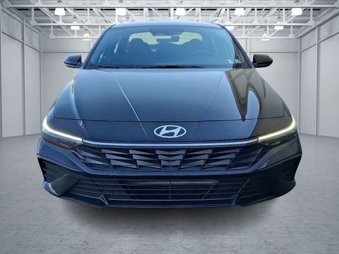Certified 2025 Hyundai Elantra Sport FWD image 2