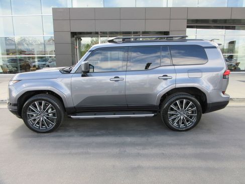 Used 2024 Lexus GX 550 AWD/4WD image 3