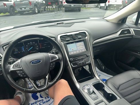 Used 2017 Ford Fusion SE w/ Equipment Group 201A image 15