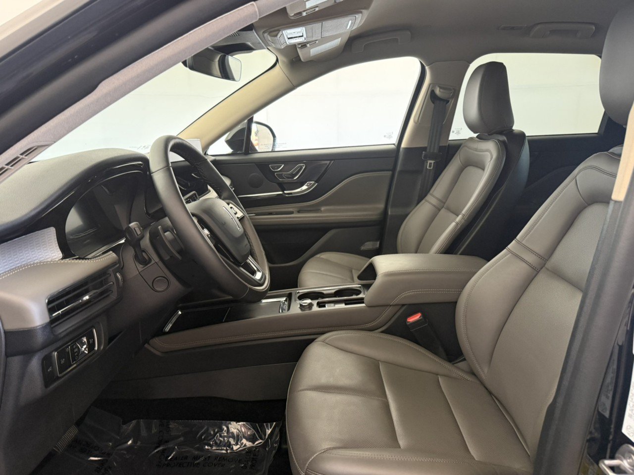 Used 2025 Lincoln Corsair AWD w/ Jet Appearance Package image 14