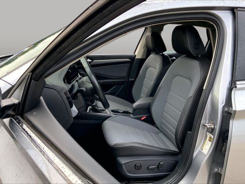 Used 2025 Volkswagen Jetta SE FWD image 8
