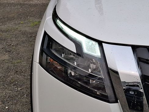 Used 2025 Nissan Pathfinder SL AWD/4WD image 28