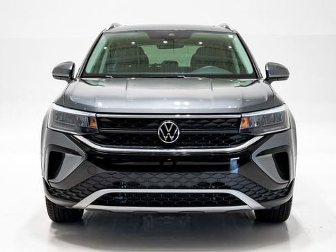Used 2023 Volkswagen Taos SE w/ Panoramic Sunroof Package FWD image 4