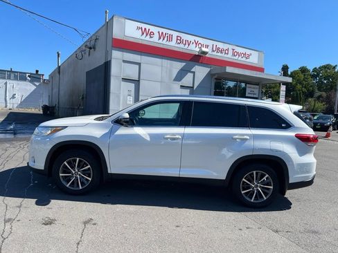 Used 2019 Toyota Highlander XLE AWD/4WD image 7