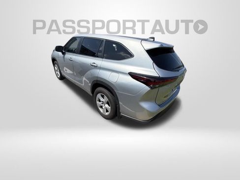 Used 2024 Toyota Highlander LE AWD/4WD image 4
