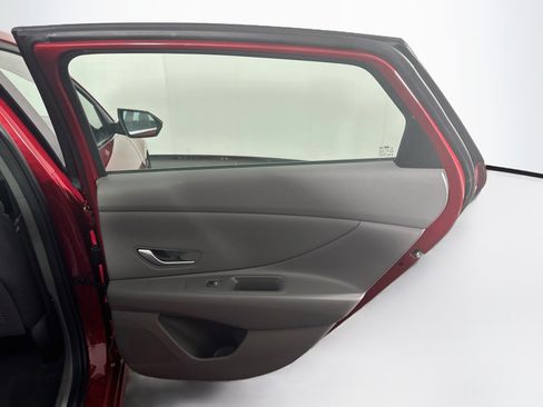 Used 2025 Hyundai Elantra SEL FWD image 31