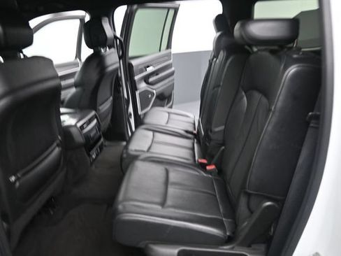 Used 2023 Jeep Wagoneer Series III w/ Preferred Equipment Group AWD/4WD image 16