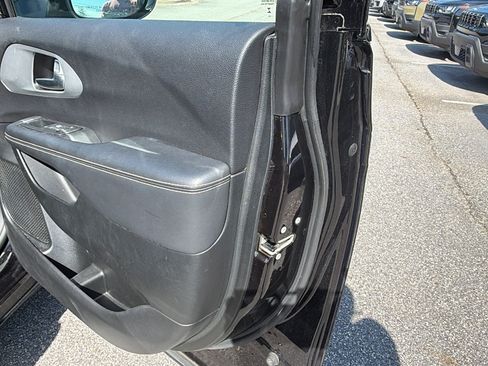 Used 2025 Chrysler Pacifica Limited FWD image 19
