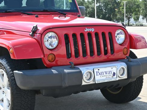 Used 2012 Jeep Wrangler Unlimited Sahara w/ Dual Top Group AWD/4WD image 25
