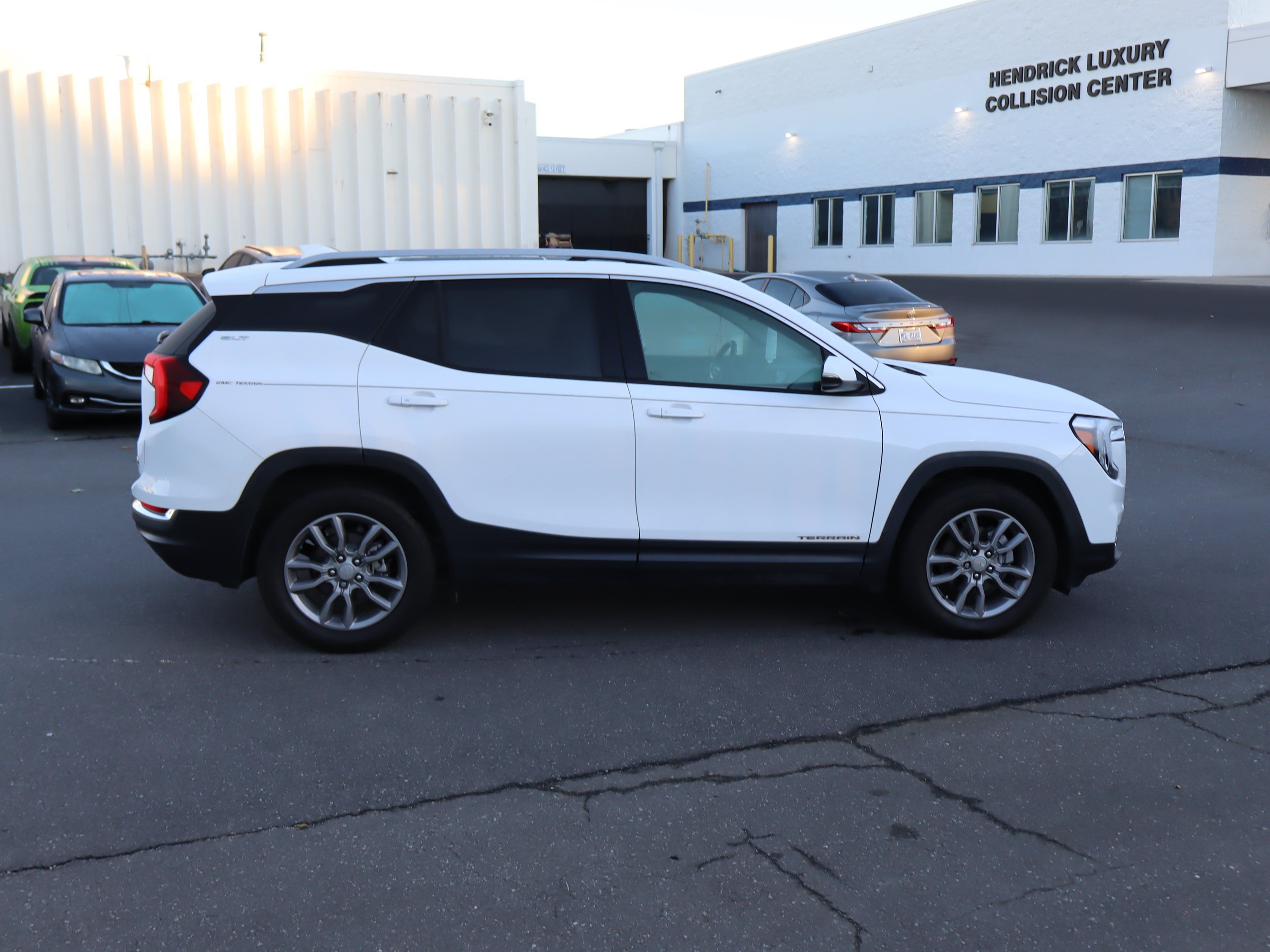 Used 2024 GMC Terrain SLT FWD image 11