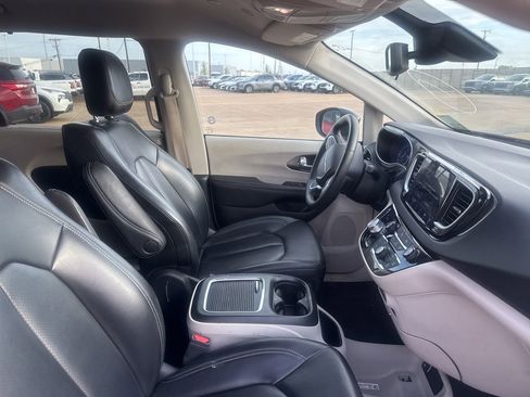 Used 2023 Chrysler Pacifica Touring-L FWD image 20