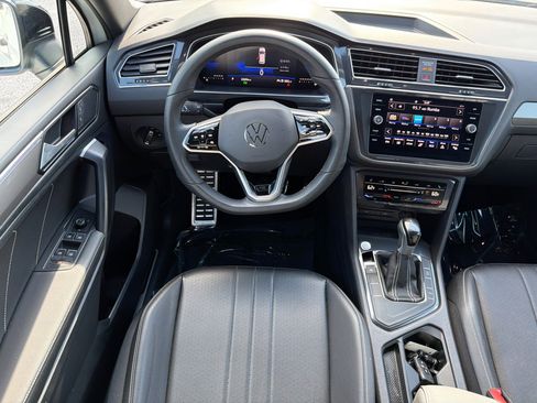 Used 2023 Volkswagen Tiguan SE R-Line image 16