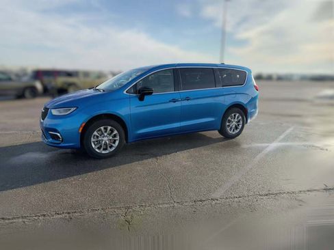 New 2026 Chrysler Pacifica Limited image 5