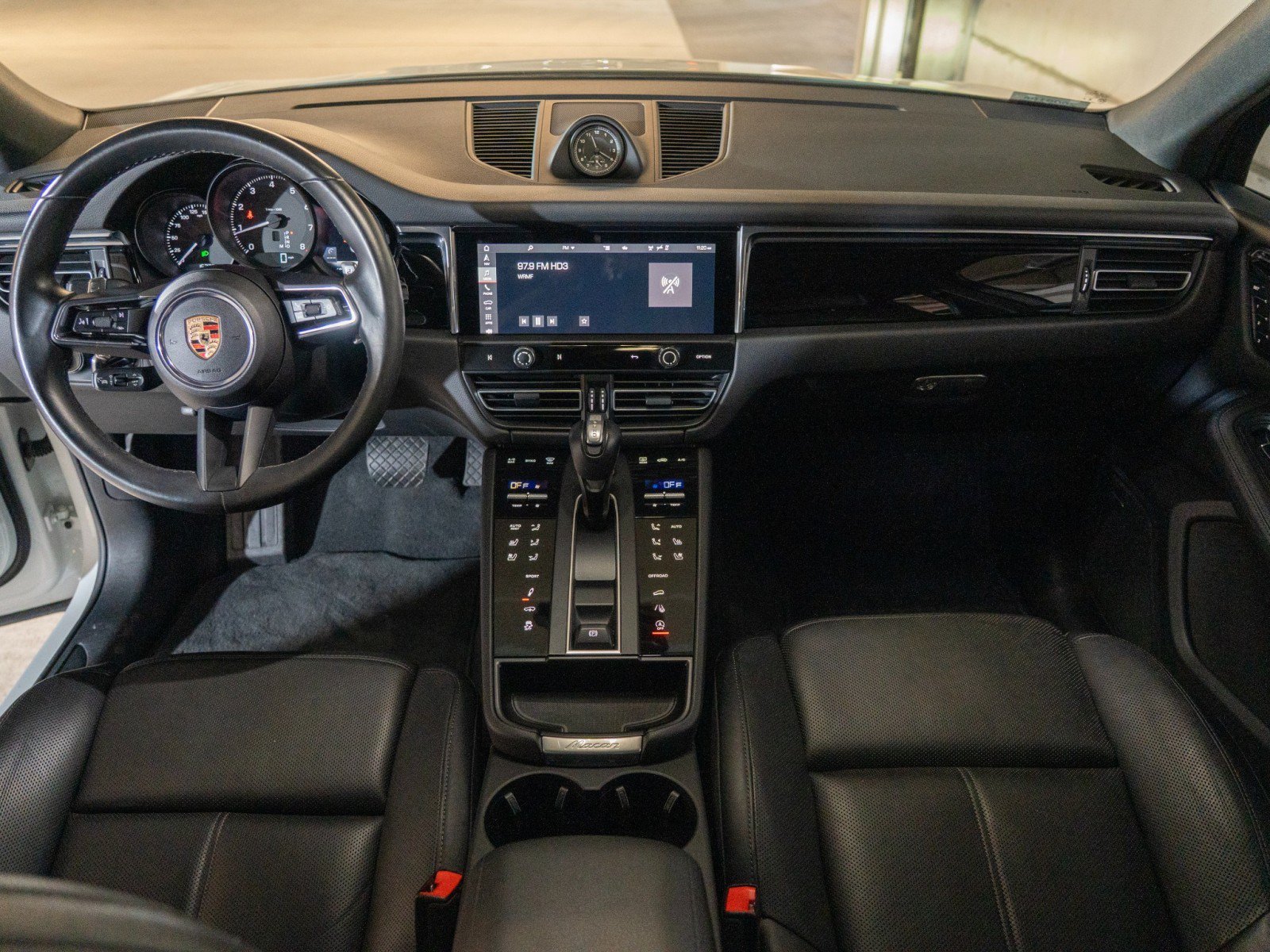 Certified 2025 Porsche Macan AWD/4WD image 21