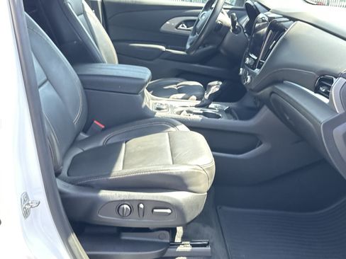 Used 2021 Chevrolet Traverse LT FWD image 12