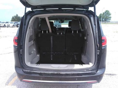 Used 2023 Chrysler Pacifica Touring-L FWD image 4