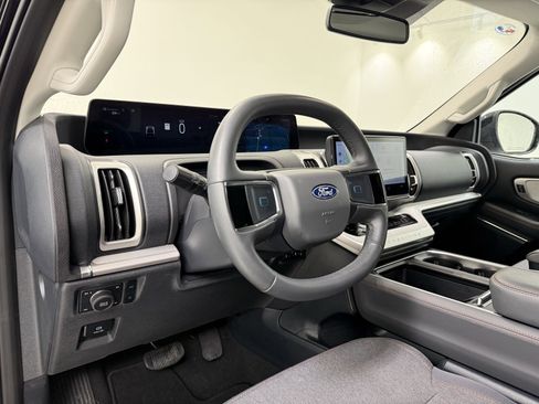 Used 2025 Ford Expedition Active image 18