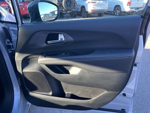 New 2026 Chrysler Pacifica Select image 10