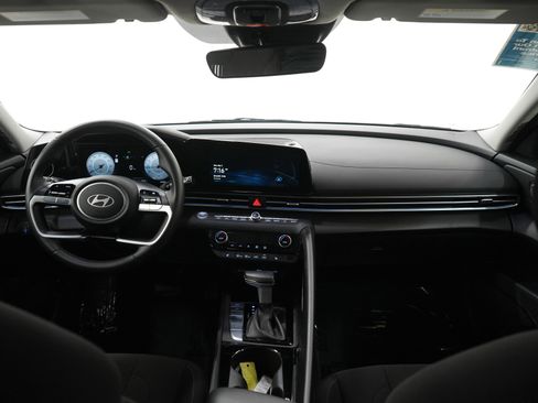Used 2025 Hyundai Elantra SEL FWD image 13