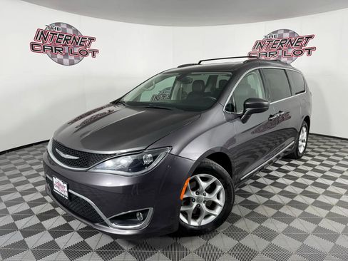 Used 2017 Chrysler Pacifica Touring-L w/ Tire & Wheel Group image 1