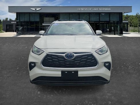 Used 2021 Toyota Highlander XLE AWD/4WD image 2