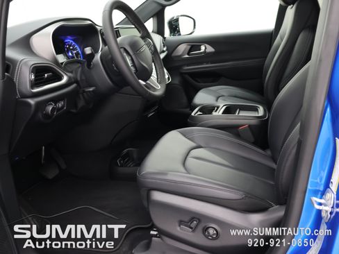 New 2027 Chrysler Pacifica Select AWD/4WD image 8