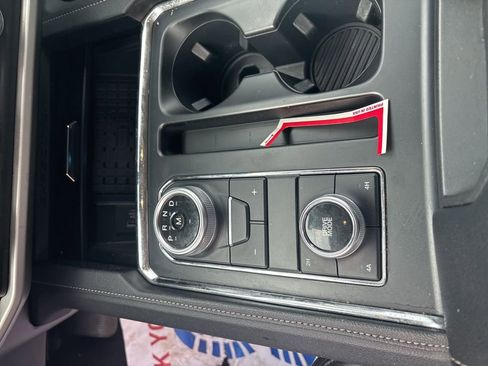 Used 2024 Ford Expedition XLT image 16