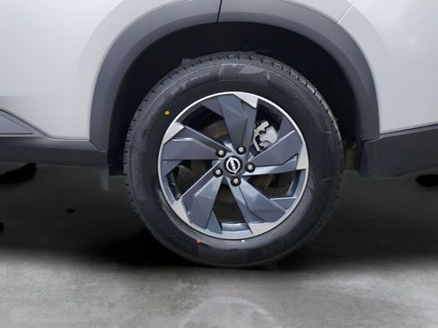 Used 2024 Nissan Rogue SV FWD image 10