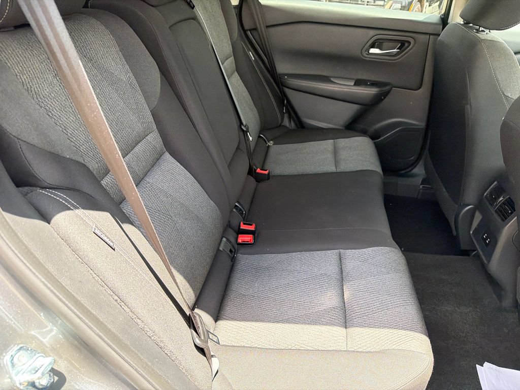 Used 2025 Nissan Rogue SV FWD image 15