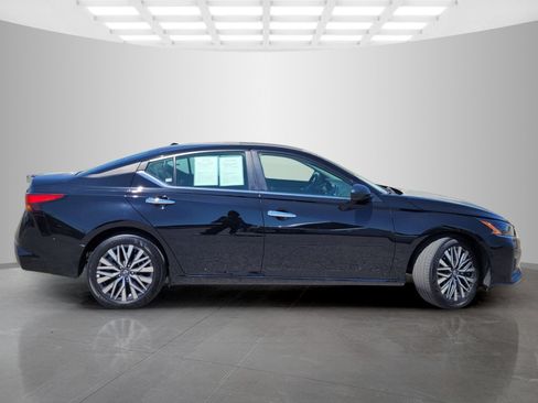 Used 2025 Nissan Altima 2.5 SV FWD image 3