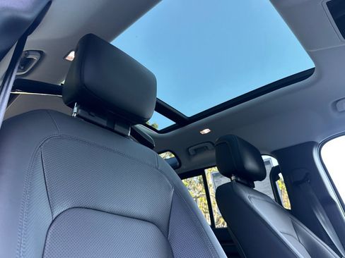 New 2026 Land Rover Defender 110 X-Dynamic SE image 24