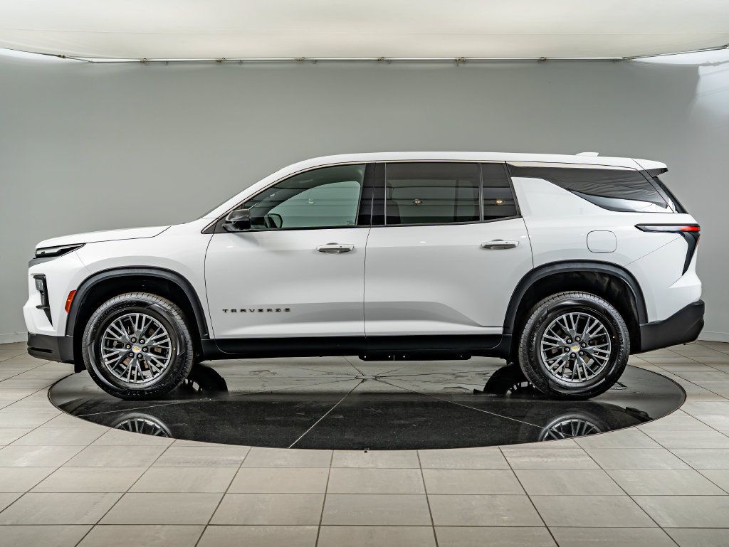Used 2024 Chevrolet Traverse LS FWD image 8