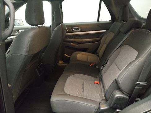 Used 2019 Ford Explorer XLT image 18