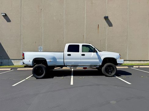 Used 2004 Chevrolet Silverado 3500 4x4 Crew Cab w/ Heavy-Duty Power Package image 3
