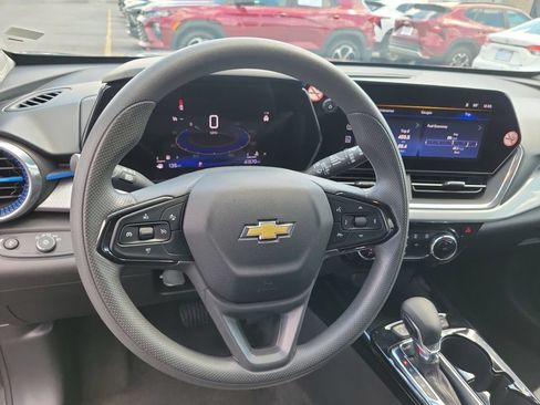 Used 2025 Chevrolet Trax LT FWD image 24