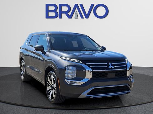 Used 2025 Mitsubishi Outlander SE image 2