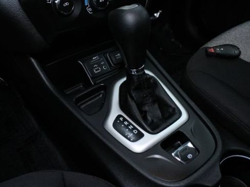 Used 2014 Jeep Cherokee Sport FWD image 12
